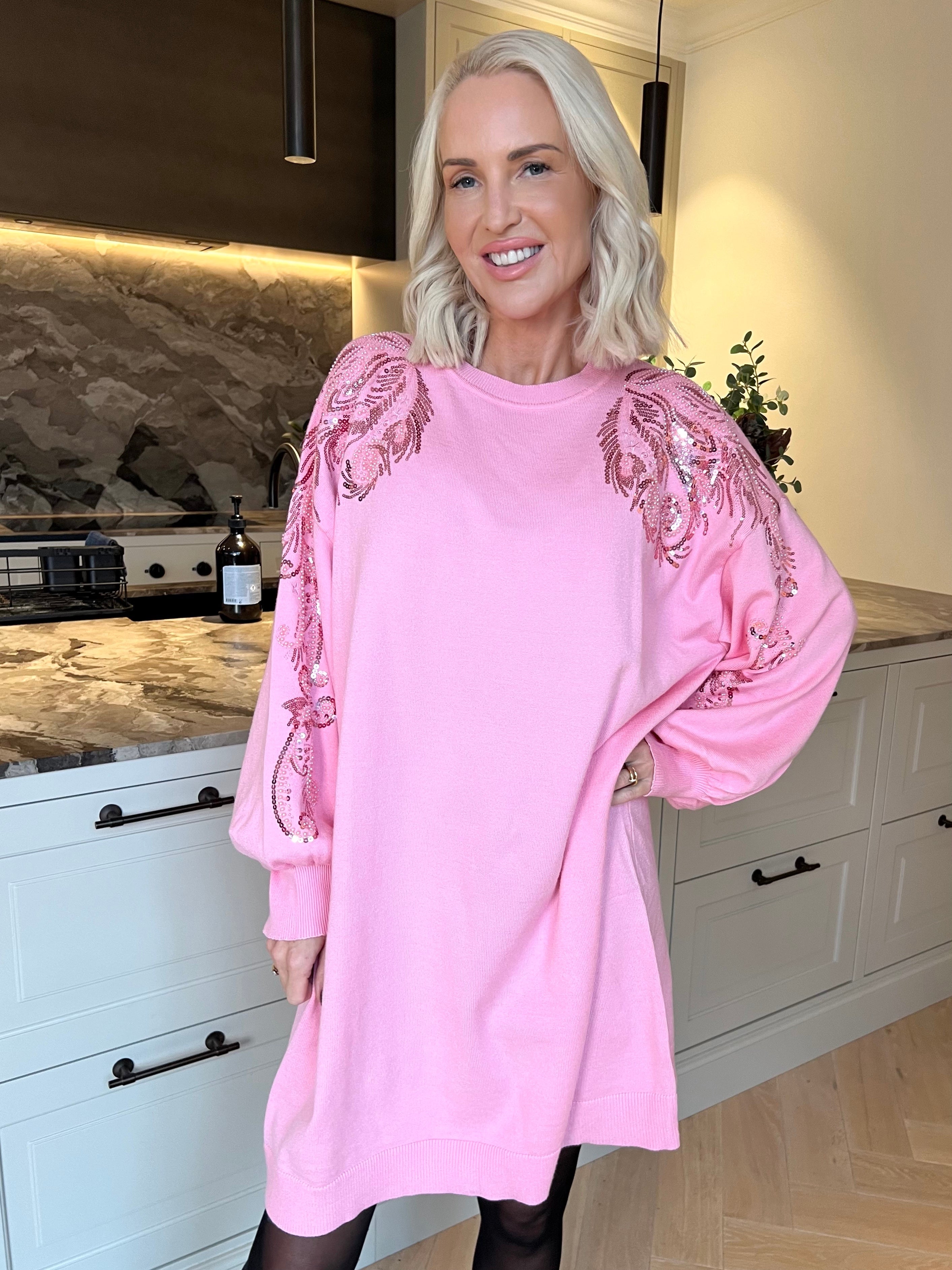 Juliana - Mjuk och stretchig stickad klänning med ett vackert mönster av glittrande paljetter och pärlor på ärmen